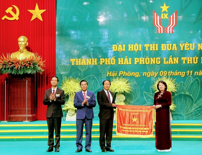 Phó Chủ tịch nước Đặng Thị Ngọc Thịnh đã trao Cờ thi đua của Chính phủ tặng thành phố Hải Phòng.