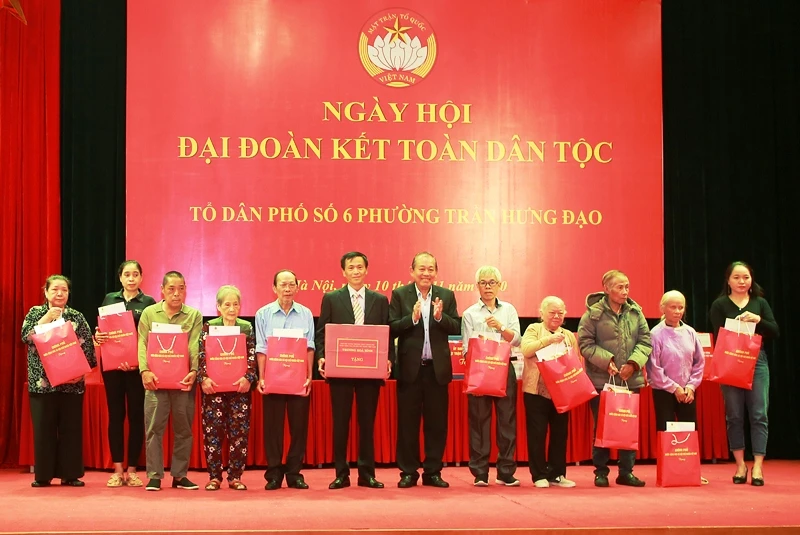 Phó Thủ tướng Thường trực Trương Hòa Bình trao quà cho nhân dân Tổ dân phố số 6.