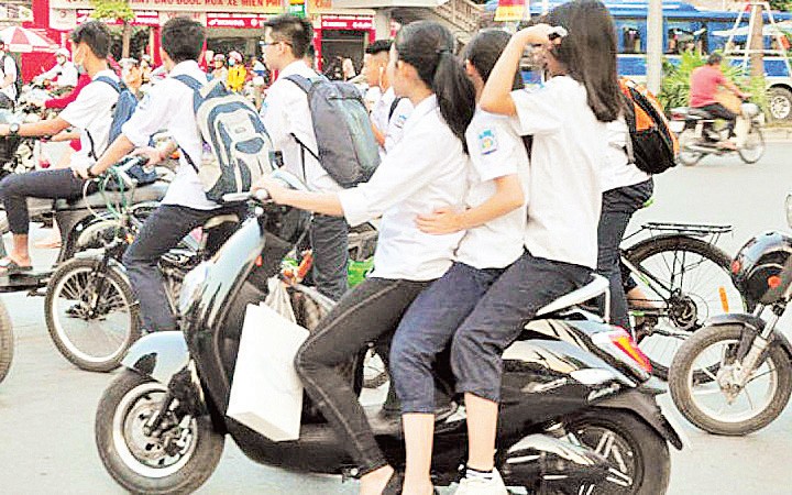 Tình trạng học sinh đi xe máy điện vi phạm Luật Giao thông phổ biến trên cả nước. Ảnh | Anh Khôi 