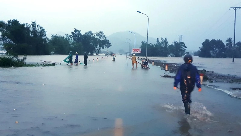 Quốc lộ 19C vào huyện Đồng Xuân bị ngập sâu, chia cắt giao thông.