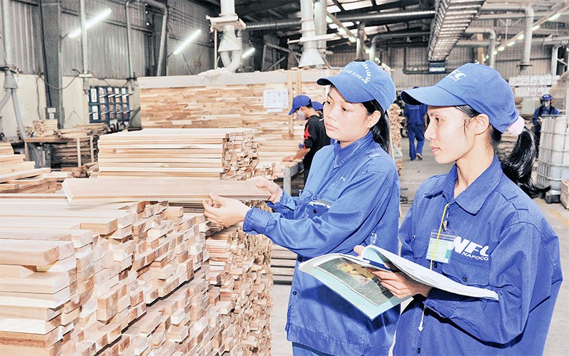 Sản xuất đồ gỗ xuất khẩu ở Công ty CP lâm sản Nam Định (Nam Định). Ảnh: Anh Đức