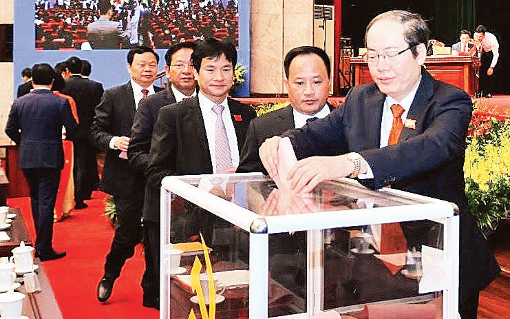 Các đại biểu bỏ phiếu bầu Ban Chấp hành Đảng bộ thành phố Hà Nội nhiệm kỳ 2020-2025. Ảnh: Duy Linh 