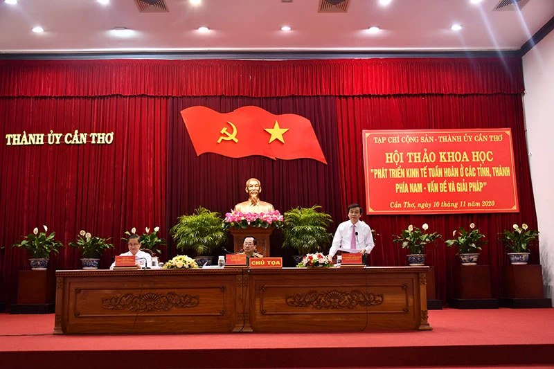 Lãnh đạo Tạp chí Cộng sản phát biểu tại hội thảo.