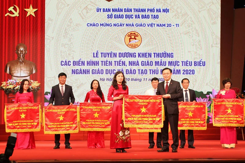 Đồng chí Vương Đình Huệ, Ủy viên Bộ Chính trị, Bí thư Thành ủy Hà Nội trao tặng Cờ thi đua tặng các đơn vị.