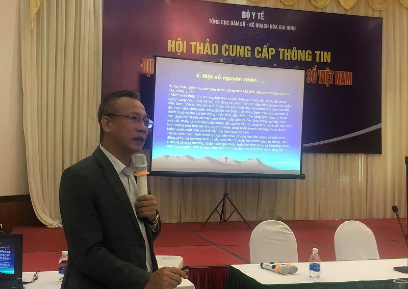 Ông Mai Trung Sơn, Phó Vụ trưởng Vụ Quy mô dân DS-KHHGĐ chia sẻ thông tin tại hội thảo.