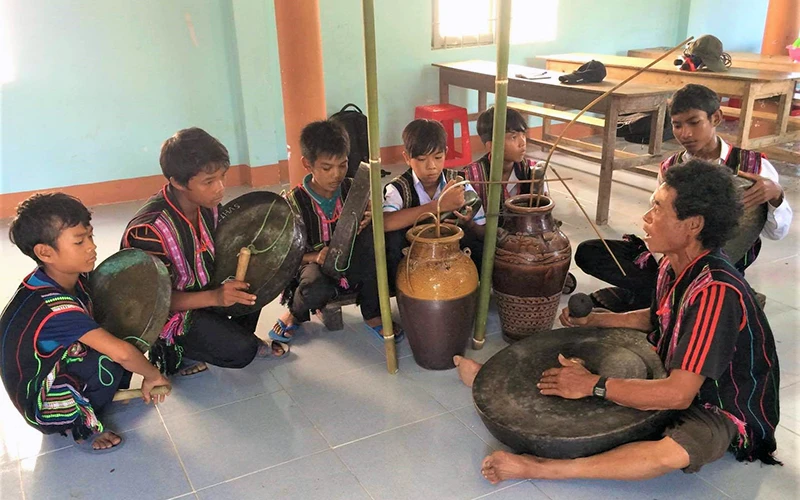 Việc được cấp chiêng mới giúp các buôn làng có thêm điều kiện truyền dạy đánh chiêng cho thế hệ trẻ. 