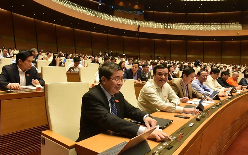 Đại biểu Quốc hội biểu quyết thông qua Nghị quyết về Kế hoạch phát triển kinh tế - xã hội năm 2021, sáng 11-11. Ảnh: DUY LINH