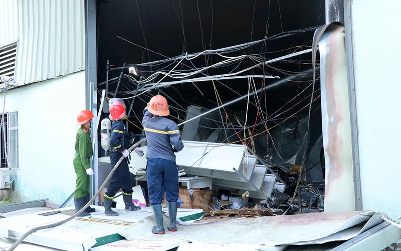 Cháy lớn tại Cụm Công nghiệp Khắc Niệm, ba công nhân bị thương