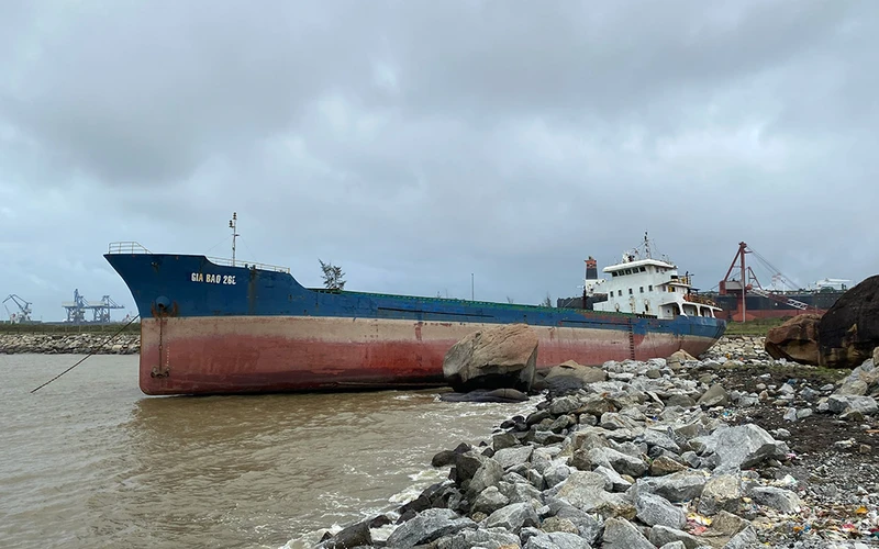 Nguy cơ tràn dầu từ tàu vận tải Gia Bảo đang bị nạn tại vùng biển cảng Dùng Quất.