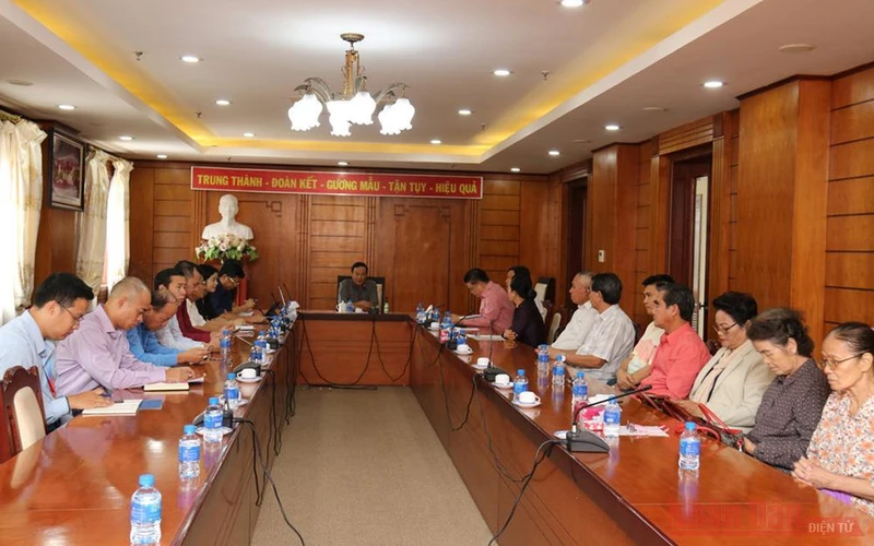 Bí thư Đảng ủy, Đại sứ Việt Nam tại Lào Nguyễn Bá Hùng phát biểu chỉ đạo hội nghị lấy ý kiến đóng góp vào các Dự thảo văn kiện.