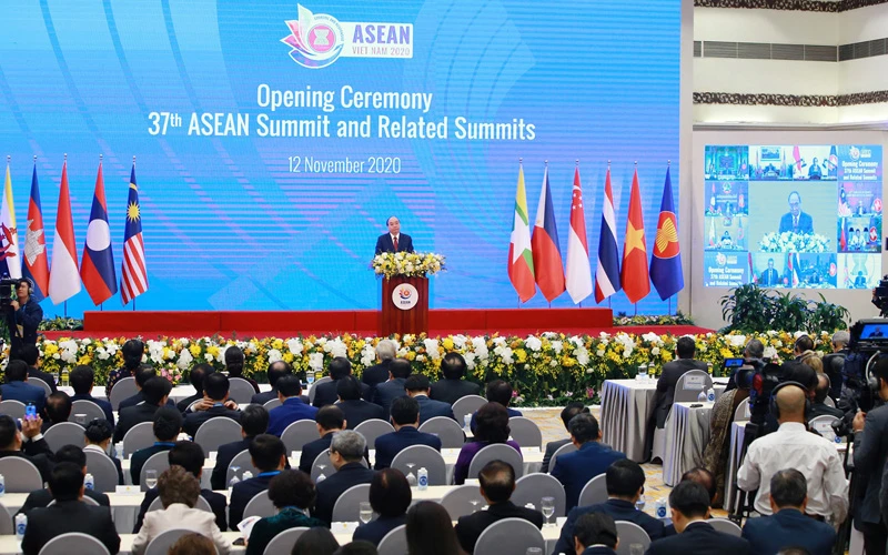 Thủ tướng Chính phủ Nguyễn Xuân Phúc phát biểu khai mạc Hội nghị Cấp cao ASEAN lần thứ 37 và các Hội nghị Cấp cao liên quan giữa ASEAN với các Đối tác. (Ảnh: DUY LINH)