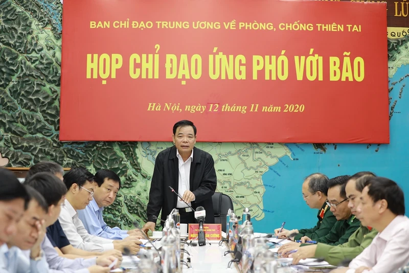 Bộ trưởng Nông nghiệp và Phát triển nông thôn, Phó Trưởng ban thường trực Ban chỉ đạo trung ương về PCTT Nguyễn Xuân Cường chủ trì cuộc họp ứng phó bão số 13.