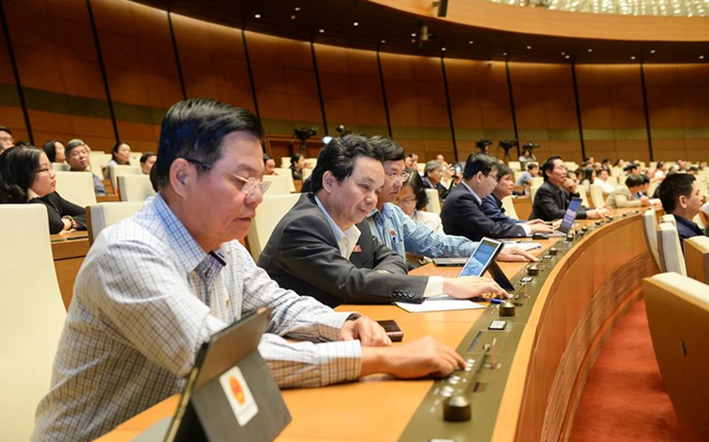 Đoàn đại biểu Quốc hội TP Hà Nội tiến hành biểu quyết bằng hệ thống điện tử ngày 12-11.