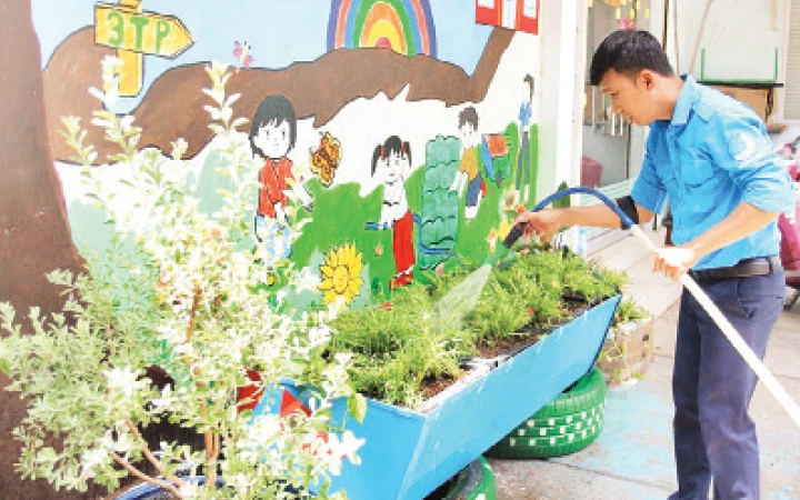 Chăm sóc tiểu cảnh trường học ở quận 3.