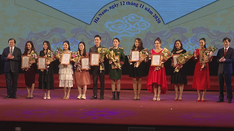 Ông Tạ Quang Đông,Thứ trưởng Văn hóa, Thể thao và Du lịch cùng lãnh đạo tỉnh Hà Nam trao Huy chương vàng cho các thí sinh tại Hội thi tài năng trẻ diễn viên chèo toàn quốc năm 2020.