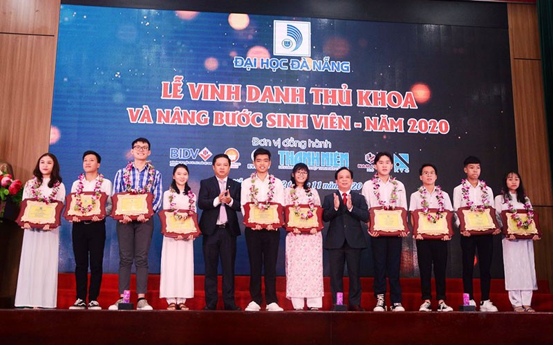 Đại học Đà Nẵng vinh danh thủ khoa và nâng bước sinh viên tới trường.