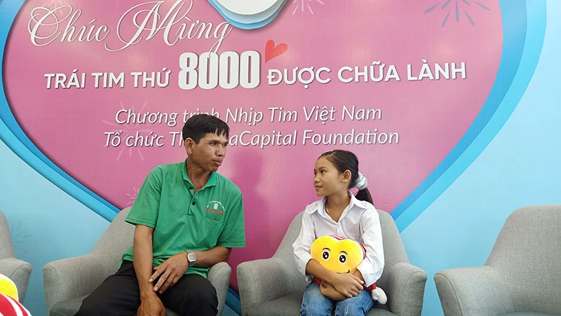 Niềm vui của bố con anh Ymi Mlô và bé H’nhun Niê (11 tuổi), người dân tộc Ê-đê, tỉnh Đác Lắc khi con gái anh được hỗ trợ phẫn thuật tim thành công vào tháng 9 vừa qua. 