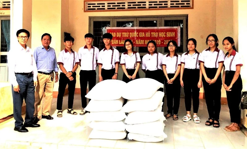Cục Dự trữ Nhà nước nam Tây Nguyên cấp gạo cho học sinh vùng đặc biệt khó khăn ở huyện Cư Kuin, tỉnh Đắk Lắk năm học 2019-2020.