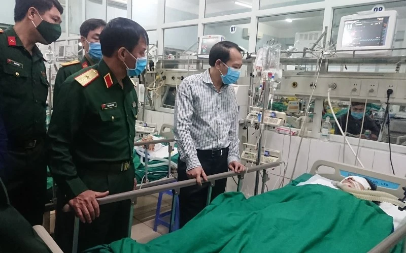 Phó Chủ tịch UBND tỉnh Hà Giang Trần Đức Quý thăm hỏi, động viên quân nhân bị thương trong khi làm nhiệm vụ tại BVĐK tỉnh Hà Giang.