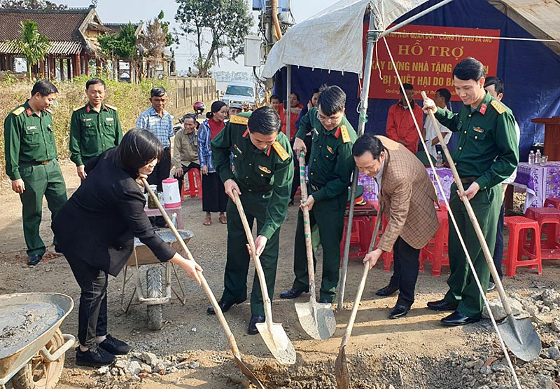 Đại diện Ban Thanh niên Quân đội và các đơn vị liên quan khởi công xây dựng nhà tặng anh Trần Hữu Diệu tại xã Lộc Thủy, huyện Lệ Thủy, tỉnh Quảng Bình.