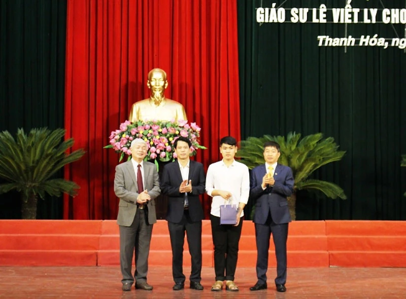 Trao học bổng cho tân sinh viên Trường Đại học Y Thái Bình Ngô Minh Hiếu.