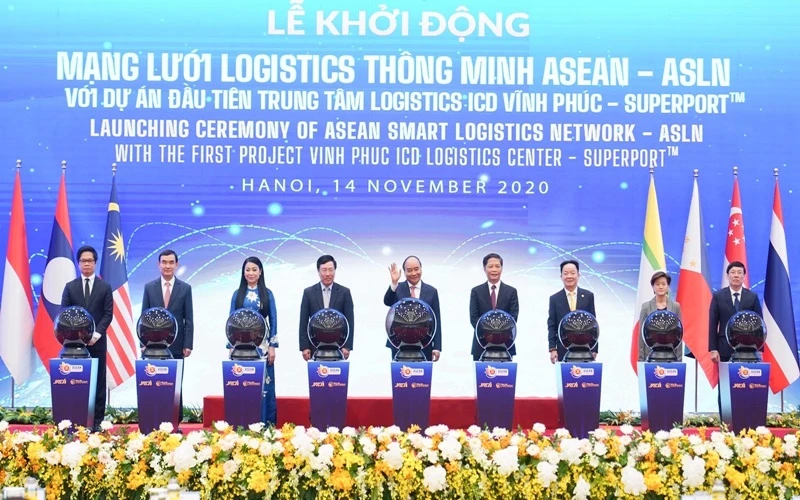 Các nhà lãnh đạo bấm nút khởi động Mạng lưới Logistics thông minh ASEAN với dự án đầu tiên “Trung tâm Logistics ICD Vĩnh Phúc (SuperPort)”.