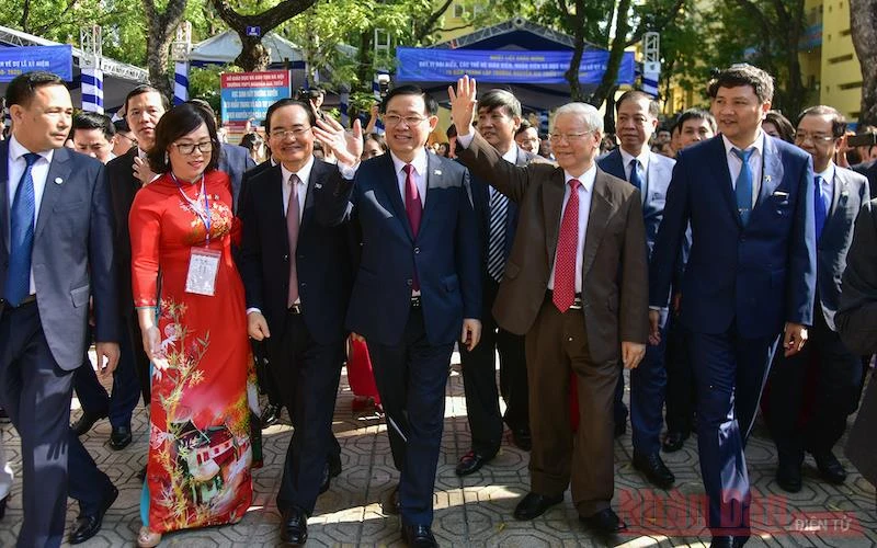 Tổng Bí thư, Chủ tịch nước Nguyễn Phú Trọng cùng các đại biểu dự lễ kỷ niệm 70 năm Ngày thành lập Trường THPT Nguyễn Gia Thiều.