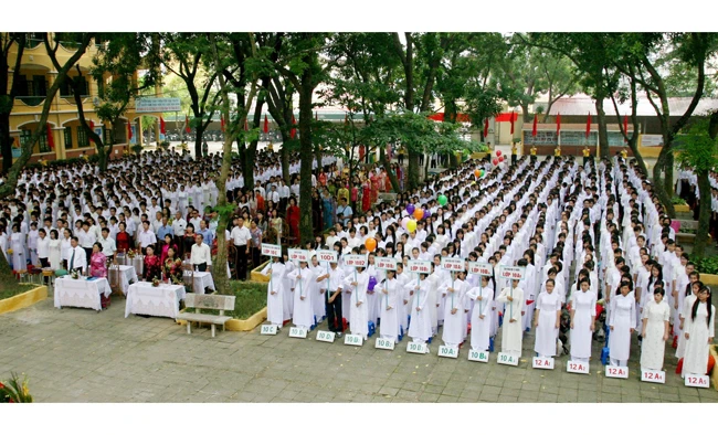Lễ chào cờ tại Trường THPT Nguyễn Gia Thiều.
