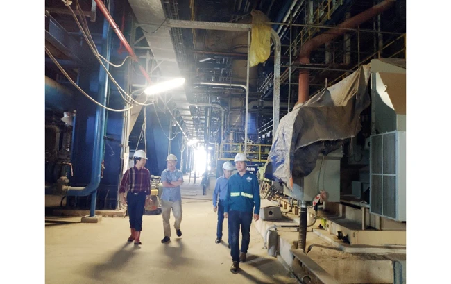Cán bộ, kỹ sư Tổng công ty Lắp máy Việt Nam (LILAMA) và Ban quản lý dự án Nhà máy Nhiệt điện Thái Bình 2 kiểm tra các hạng mục lắp đặt tại dự án.
