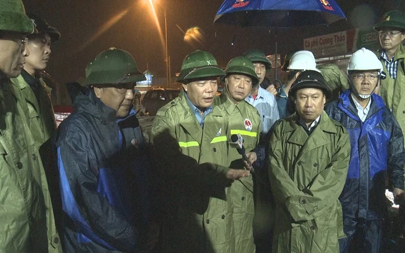Bộ trưởng Nguyễn Xuân Cường kiểm tra Khu nao đậu tàu cá sông Gianh (Quảng Bình).