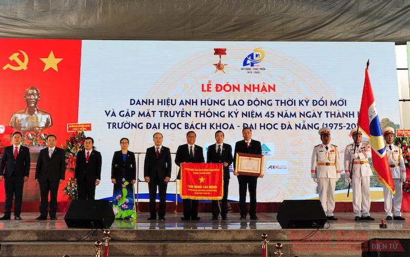 Trường ĐH Bách Khoa - ĐH Đà Nẵng đón nhận Danh hiệu Anh hùng lao động thời kỳ đổi mới. 