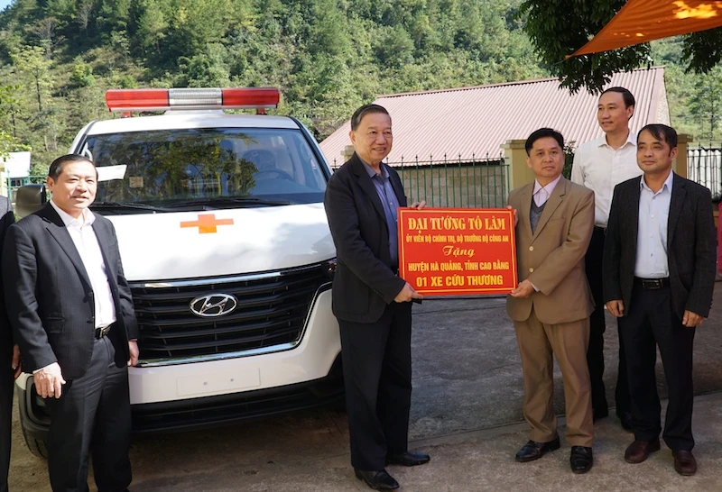 Bộ trưởng Công an Tô Lâm tặng xe cứu thương cho huyện Hà Quảng.