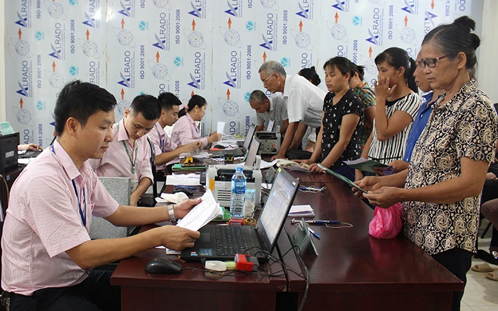 Phòng Giao dịch Ngân hàng Chính sách xã hội huyện Hòa An, Cao Bằng, giải ngân vốn vay giải quyết việc làm cho khách hàng (Ảnh: Baocaobang.vn)