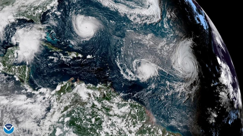 Hình ảnh vệ tinh ba cơn bão vào ngày 11-9-2018 do NOAA cung cấp. Bão nhiệt đới Florence, phía trên bên trái, ở Đại Tây Dương. Ở tâm là bão nhiệt đới Isaac và ở bên phải là bão Helene. Ảnh: NOAA qua AP.