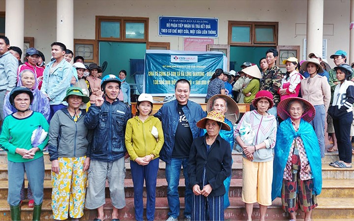 Anh Phạm Đình Quý (ở giữa) trong hành trình hỗ trợ người dân xã Ba Lòng (huyện Đa Krông, Quảng Trị).