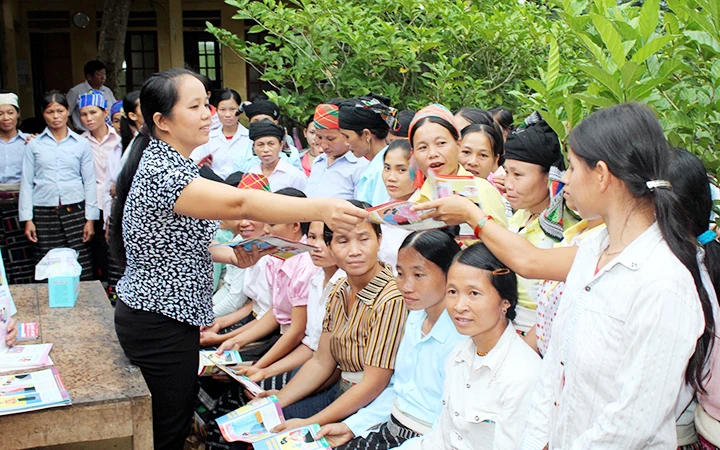 Cán bộ dân số tuyên truyền, tư vấn về dân số, kế hoạch hóa gia đình tại xã Giao Thiện, huyện Lang Chánh.