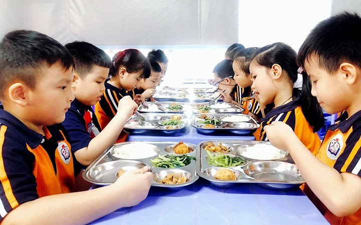Bữa ăn bán trú của học sinh Trường tiểu học Thăng Long, quận Hoàn Kiếm (Hà Nội). Ảnh: MINH QUANG