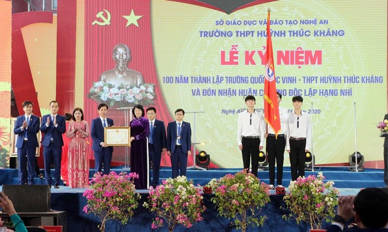 Phó Chủ tịch nước Đặng Thị Ngọc Thịnh tặng Huân chương Độc lập hạng nhì cho Trường THPT Huỳnh Thúc Kháng.