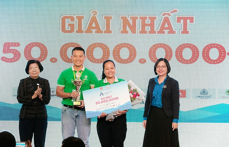 Vợ chồng nhà khởi nghiệp trẻ Phạm Đình Ngãi và Thạch Thị Chal Thi (áo xanh lá trong ảnh) nhận giải nhất tại cuộc thi "Dự án khởi nghiệp sáng tạo thanh niên nông thôn" năm 2020.