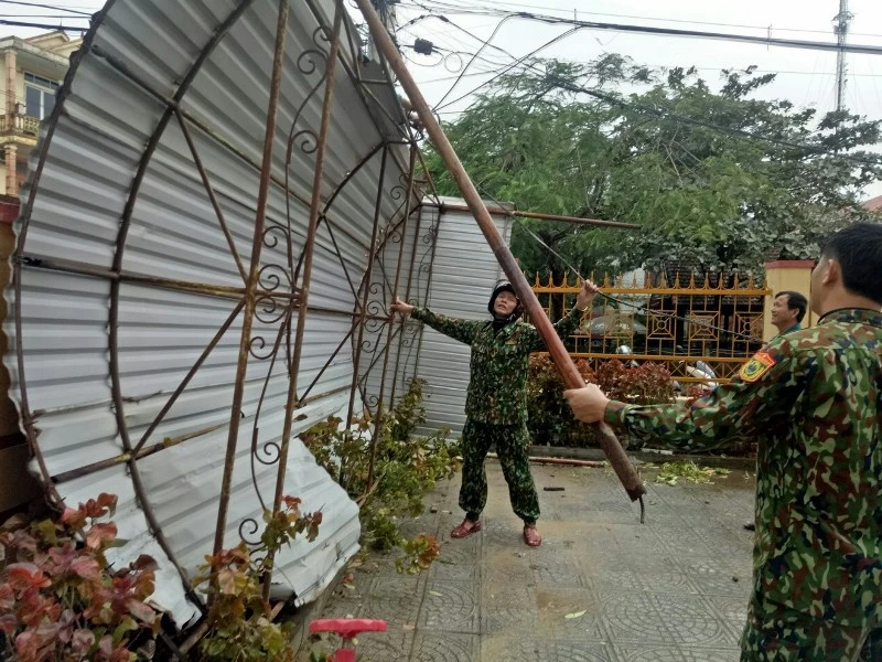 Bộ đội Biên phòng Quảng Bình sửa lại mái che cho Trường mầm non ở TP Đồng Hới.