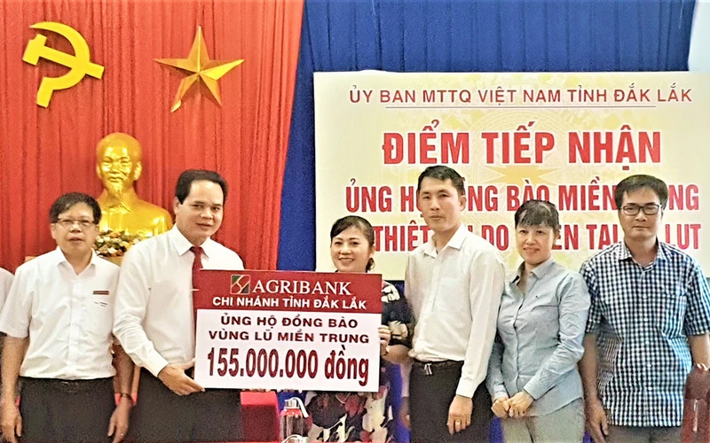 Lãnh đạo Ủy ban MTTQ Việt Nam tỉnh Đắk Lắk tiếp nhận tiền ủng hộ đồng bào miền trung của Agribank tỉnh Đắk Lắk.
