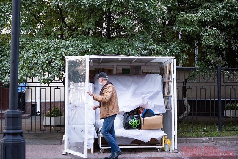 Người bán tranh trên phố đi bộ ở thủ đô Moscow của Nga. 