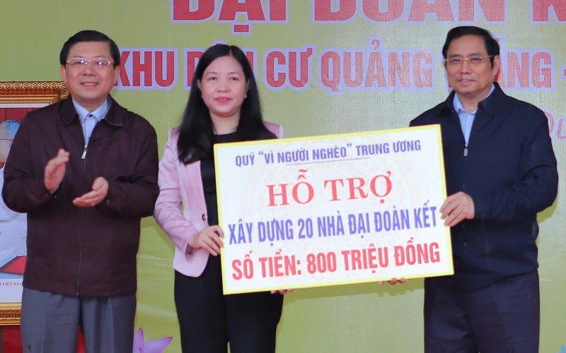 Đồng chí Phạm Minh Chính trao biểu trưng khoản hỗ trợ cho MTTQ tỉnh Thanh Hóa xây 20 nhà Đại đoàn kết.