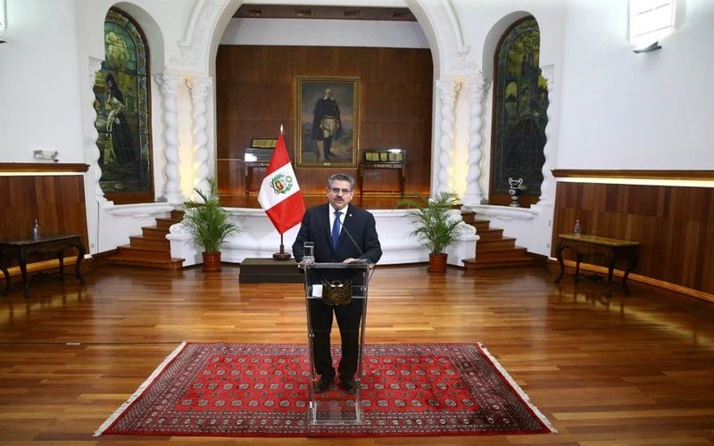 Tổng thống lâm thời Peru Manuel Merino thông báo từ chức. (Ảnh: AP)