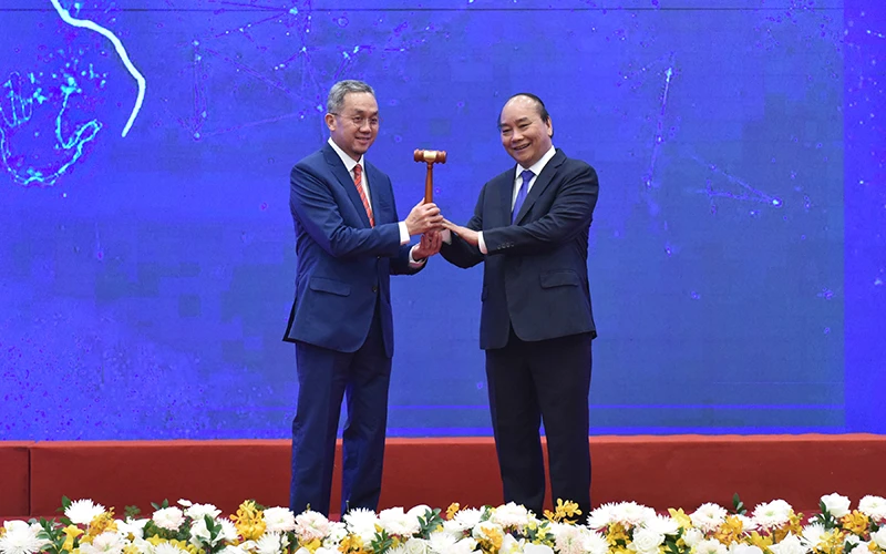 Thủ tướng Nguyễn Xuân Phúc chuyển giao vai trò Chủ tịch ASEAN cho Bru-nây. Ảnh: TRẦN HẢI