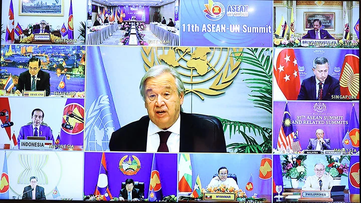 Tổng Thư ký LHQ Antonio Guterres (ở giữa) phát biểu tại Hội nghị cấp cao ASEAN - LHQ lần thứ 11. Ảnh: BNG