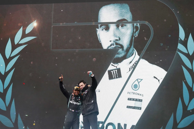 Hamilton ăn mừng chức vô địch F1 thứ bảy cùng Giám đốc điều hành đội đua Mercedes - Toto Wolff. (Ảnh: F1)