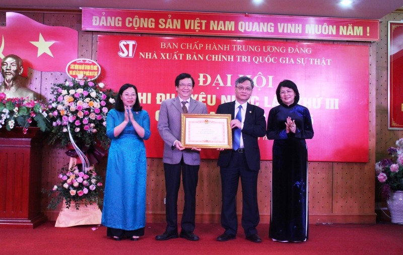 Phó Chủ tịch nước Đặng Thị Ngọc Thịnh trao Bằng khen của Thủ tướng Chính phủ tặng NXB Chính trị quốc gia Sự thật.