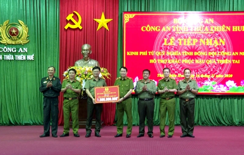 Thứ trưởng Lê Quốc Hùng cùng lãnh đạo các đơn vị thuộc Bộ Công an trao 1,5 tỷ đồng từ Quỹ Nghĩa tình đồng đội CAND ủng hộ Công an tỉnh Thừa Thiên Huế khắc phục hậu quả thiên tai.