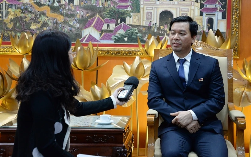 Phó Tổng Giám đốc Đài Tiếng nói Việt Nam (TNVN) Ngô Minh Hiển trả lời phỏng vấn báo chí.